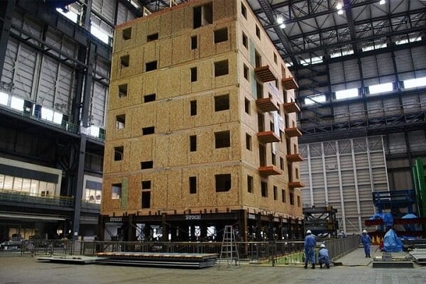 آزمون زلزله به قدرت ۵٫۷ ریشتر بر روی ساختمان هفت طبقه چوبی