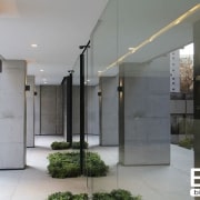 استفاده از بتن اکسپوز در طراحی خارجی و پوشش ستون های ساختمان